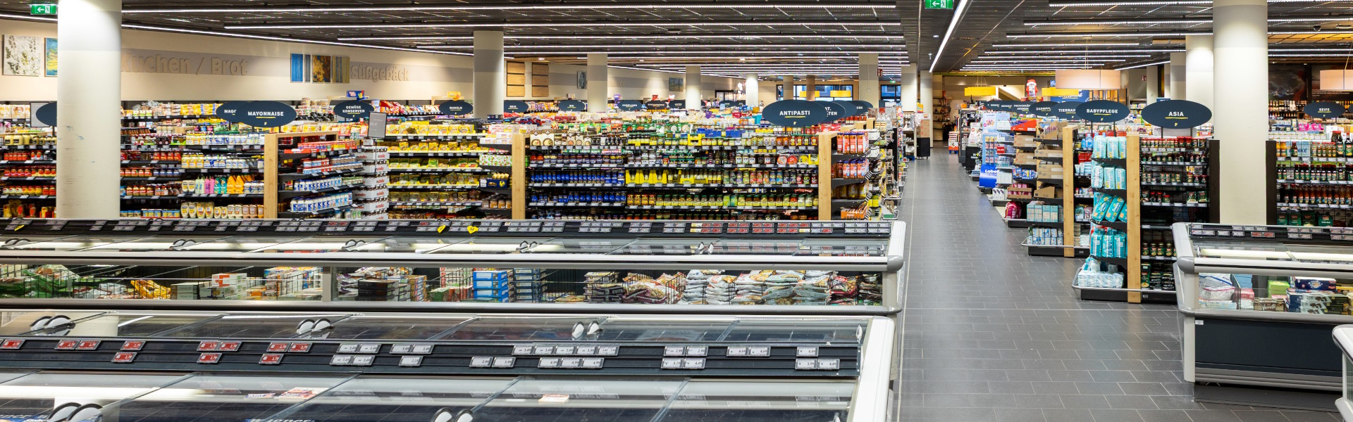 Innenansicht von EDEKA Kremsreiter in Freyung Kühltheken Gang und Regale