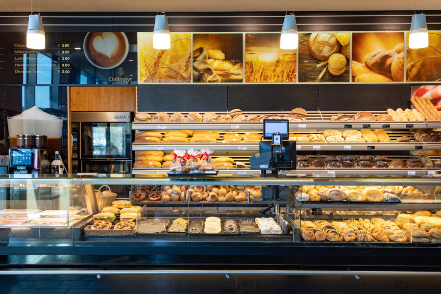 Bäckerei in Neureichenau mit verschiedenen Backwaren und Snacks