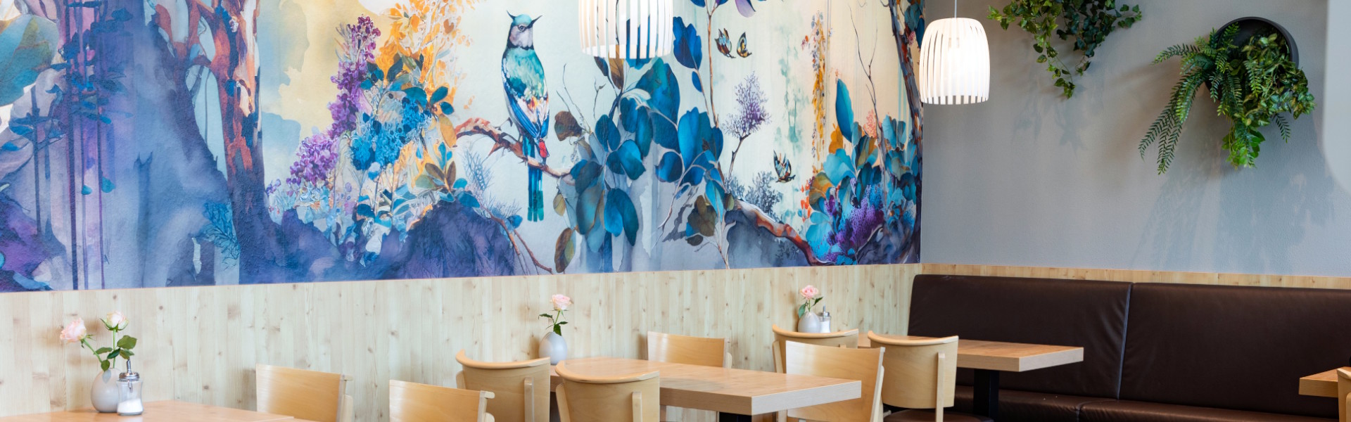 Bistro mit Sitzgelegenheiten und schöner freundlichen Einrichtung Neureichenau