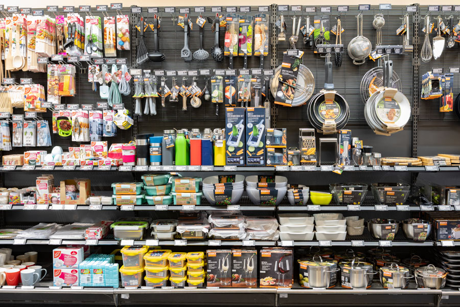 Non-Food Abteilung mit Küchengeräten, Besteck, Teller und mehr in Neureichenau