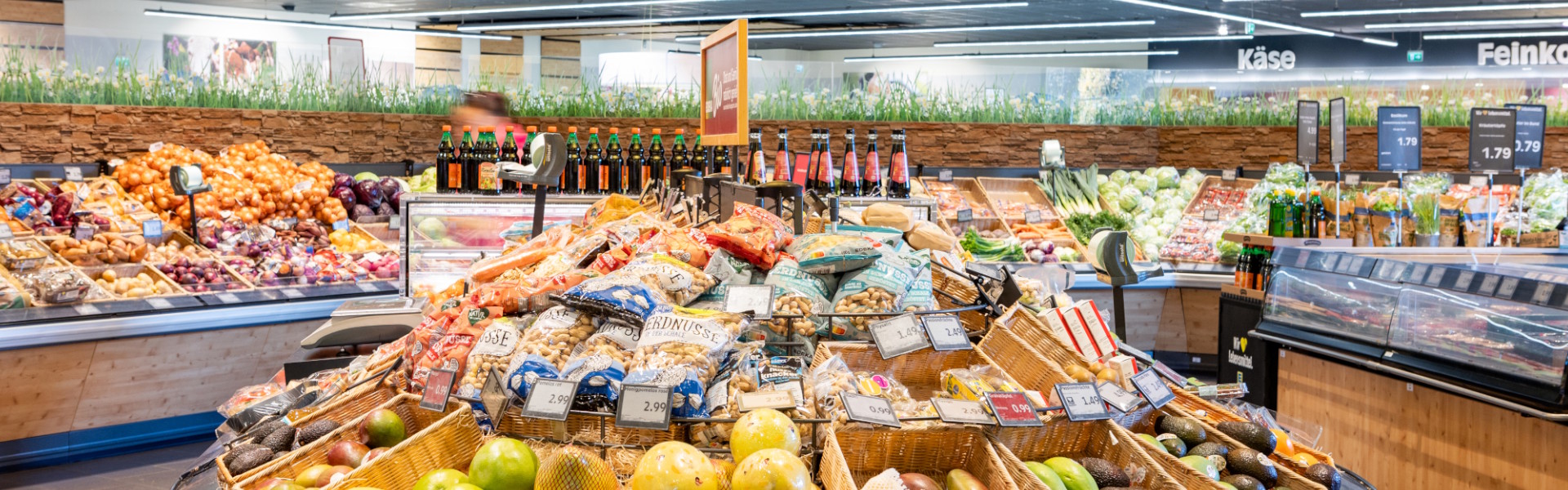 Obst und Gemüse Abteilung in Neureichenau, mit Melonen, Nüssen, Avocados und vielem mehr