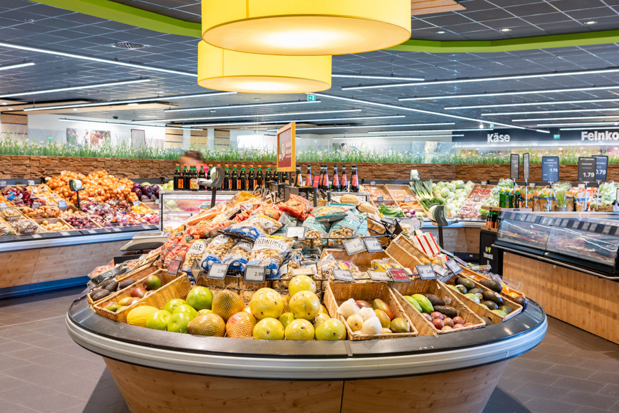 Obst und Gemüse Abteilung in Neureichenau, mit Melonen, Nüssen, Avocados und vielem mehr