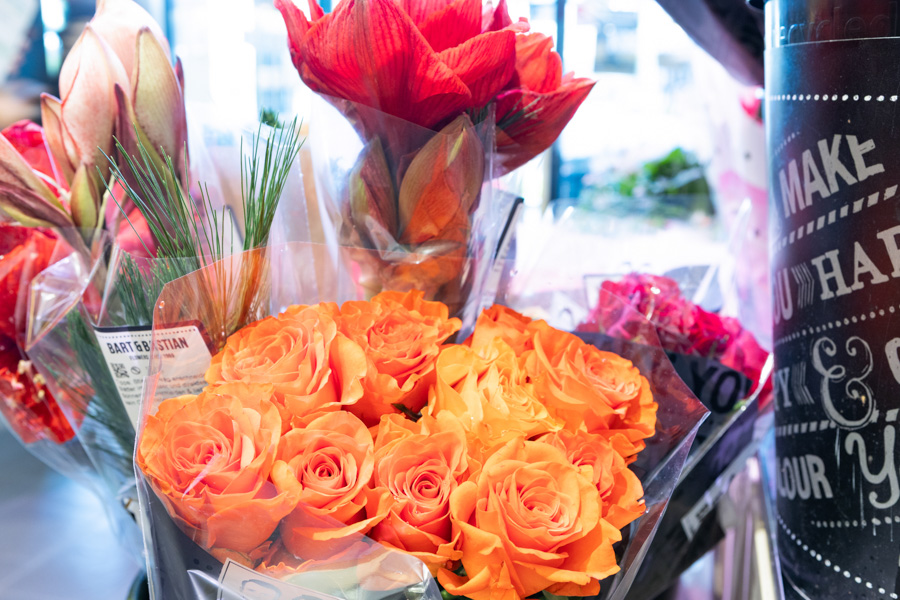 Schnittblumen im Vordergrund orange Rosen im Markt Neureichenau